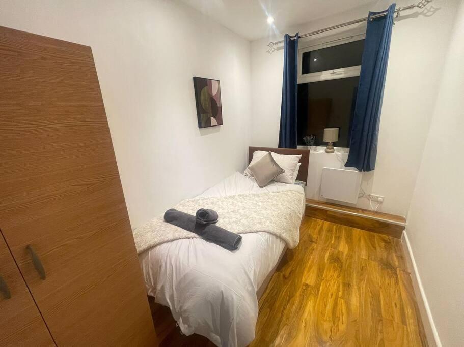 Good Priced 6 Bedroom Family Home In Quiet Residential Area With Free Parking,No Parties Allowed- Windsor โอลด์วินด์เซอร์ ภายนอก รูปภาพ
